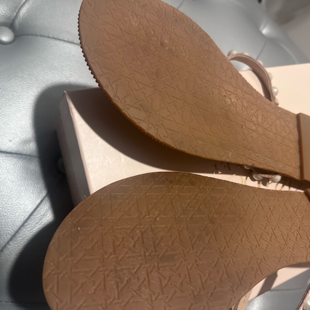 New Jewel Badgley Mischka Women's Grant Blush Satin, Pearl Stud Sandals size 11 - Picture 3 of 6